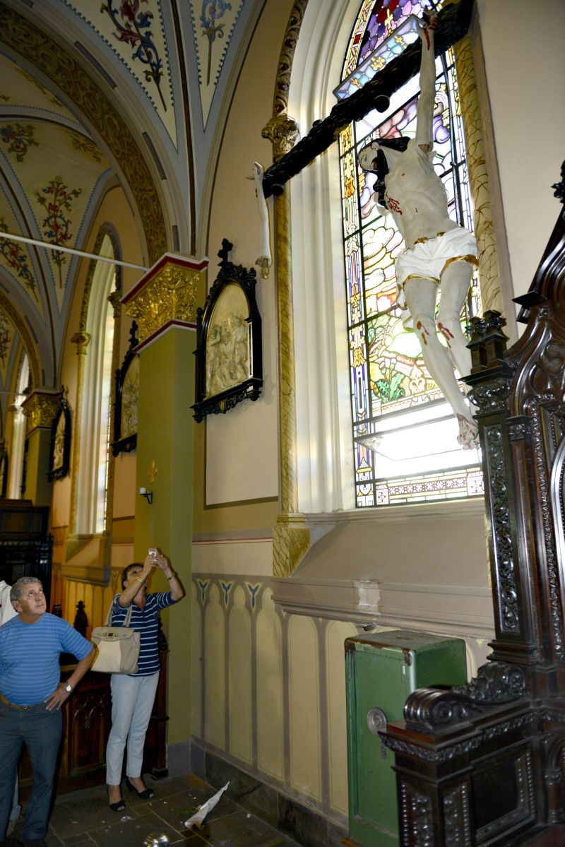 A imagem de Cristo atrás do altar foi danificada | Henry Milleo/Gazeta do Povo
