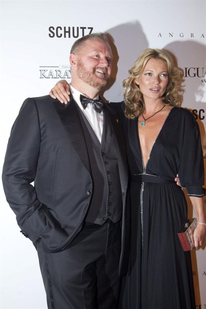 A modelo britânica Kate Moss, com o diretor executivo da amFAR, Kevin Frost |
