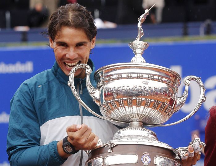 Nadal posa com seu troféu em Barcelona. De 2005 para cá, espanhol só não faturou o torneio em 2010 | Reuters