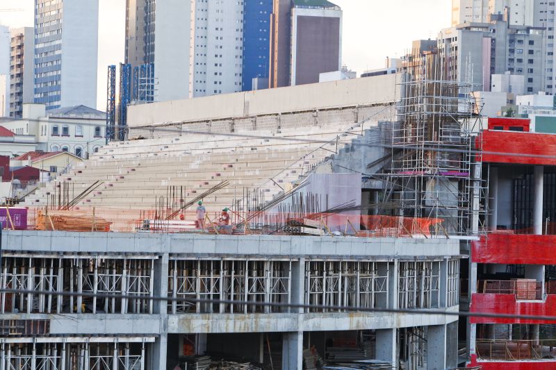 Obras na Arena devem chegar a 60% de conclusão com a instalação da estrutura da cobertura | Daniel Castellano / Gazeta do Povo