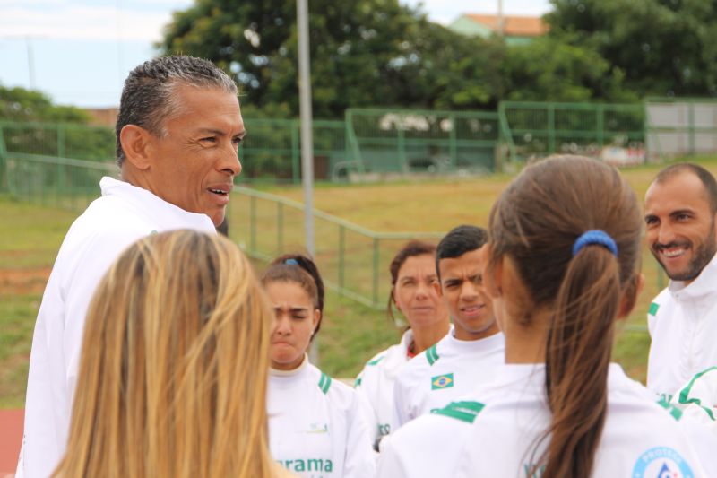 Joaquim Cruz com os jovens do seu instituto, esta semana, em Brasília | Fotos: Instituto Joaquim Cruz/Divulgação
