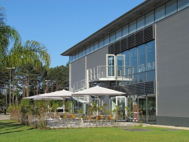 Indústria, pelo arquiteto Rodrigo Freire, da PROA: vidros, brises e revestimentos metálicos revelam projeto que humaniza a obra, com ambientes agradáveis |