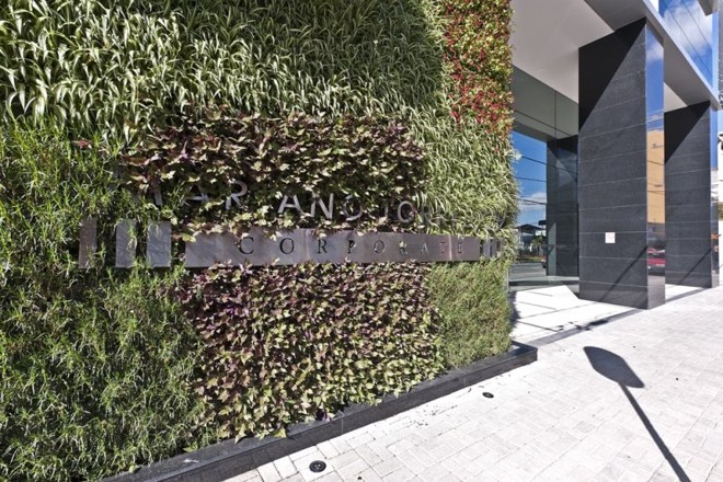 Mariano Torres Corporate, pelo escritório Baggio Schiavon: plantas quebram a frieza dos materiais, criando harmonia com o entorno |