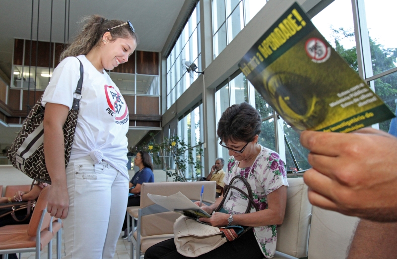 Estagiários do MP coletaram assinaturas contra a PEC 37 ontem em Ponta Grossa | Marco Fávaro