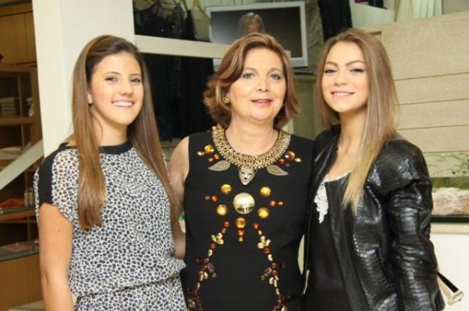 Na Saison -Na movimentadíssima tarde de lançamento da coleção Luzes (Outono/Inverno) do Espaço Jabuti Q, Bruna Mazurek, Célia Burkinsky Caldeira e Gabriela Burkinsky Caldeira |