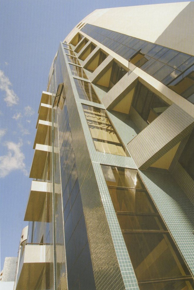 Curitiba Loft Champagnat, pela Realiza Arquitetura: mais do que uma fachada, é a concatenação volumétrica de um prisma retangular e outro curvo, com pastilhas e texturas |