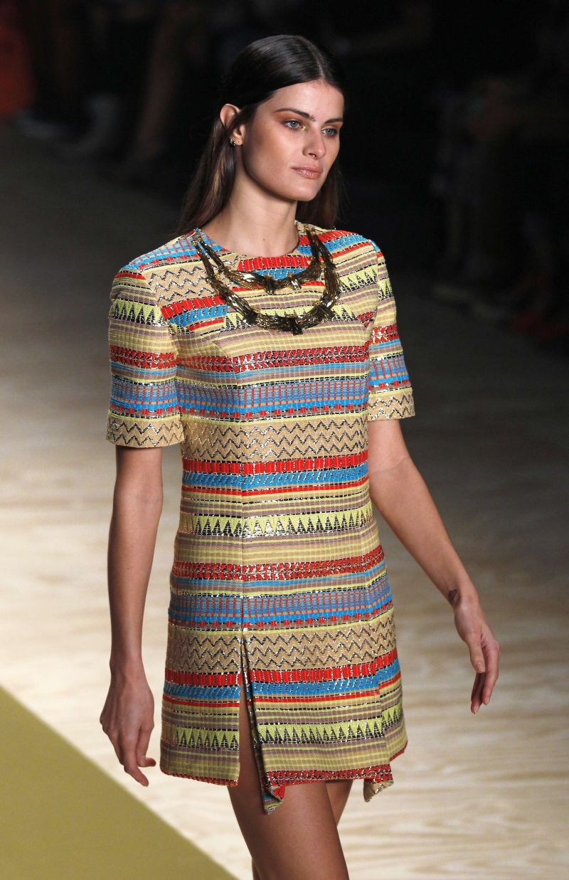 Top paranaense Isabeli Fontana fechou o desfile | Pilar Olivares/Reuters