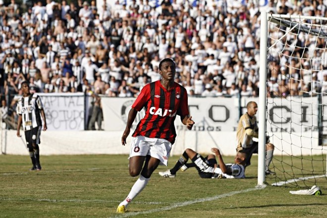 Douglas Coutinho marcou o gol solitário do Atlético contra o Fantasma |
