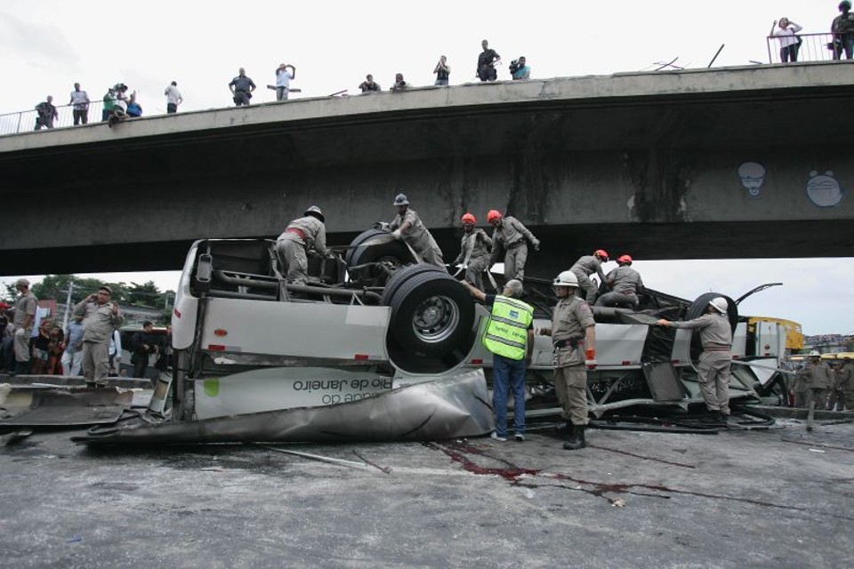 Sete pessoas morreram após um ônibus cair do viaduto Brigadeiro Trompowski sobre a avenida Brasil, na região da Maré no Rio do Janeiro nesta terça-feria (2) | Carlo Wrede / O Dia