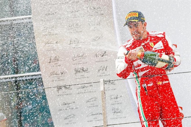 Fernando Alonso comemora com champanhe vitória na China |