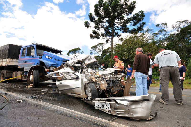 Dois caminhões e dois carros colidiram no Contorno Norte, em Santa Felicidade. Feridos foram encaminhados ao Evangélico. | Marco Charneski / Tribuna do Paraná