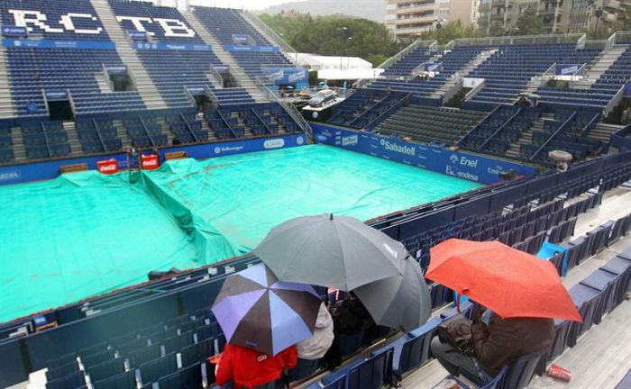 Quadra de saibro em Barcelona foi coberta por causa da chuva desta quinta-feira | Toni Albir / EFE