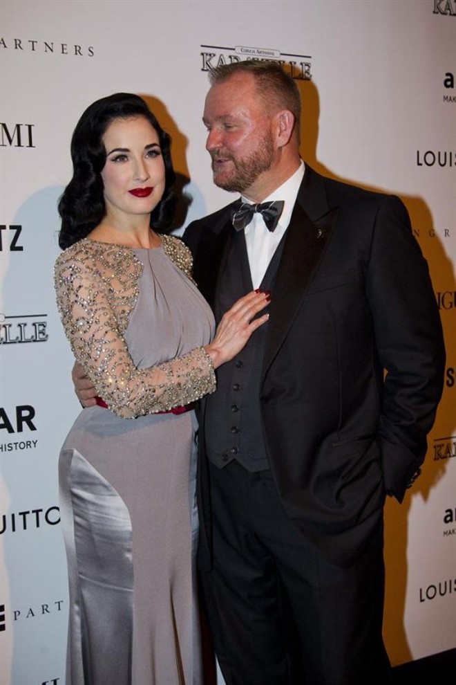 Dita von Teese posa com o diretro executivo da amFAR, Kevin Frost |