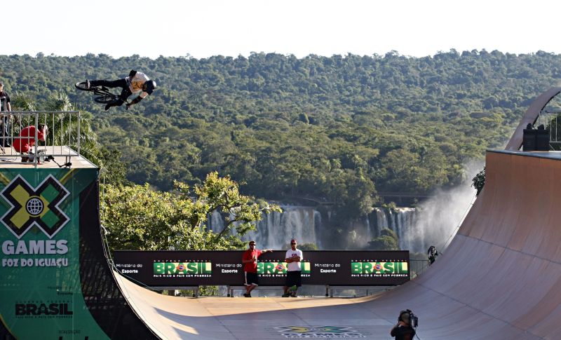 Atleta treina na rampa da BMX vertical em Foz do Iguaçu | Christian Rizzi/ Gazeta do Povo