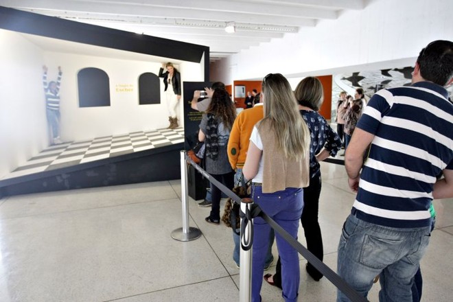 Filas se formam para fotografar a Sala da Relatividade |