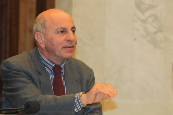 Procurador leva caso à Assembleia: O procurador-geral de Justiça do Paraná, Gilberto Giacoia (foto), esteve ontem na Assembleia Legislativa do Paraná para protestar contra a PEC 37, em tramitação no Congresso Nacional. Conhecida como PEC da Impunidade, a proposta pretende pôr fim ao direito de promotores e procuradores fazerem investigações, que passaria a ser exclusivo das polícias. Giacoia afirmou que não está defendendo um privilégio ao Ministério Público, mas sim a garantia da continuidade na luta que a instituição vem travando contra a corrupção. Vamos retirar do campo de batalha os resultados apresentados pelo MP? Vamos retirá-lo da luta contra a corrupção?, questionou | Ivonaldo Alexandre/Gazeta do Povo