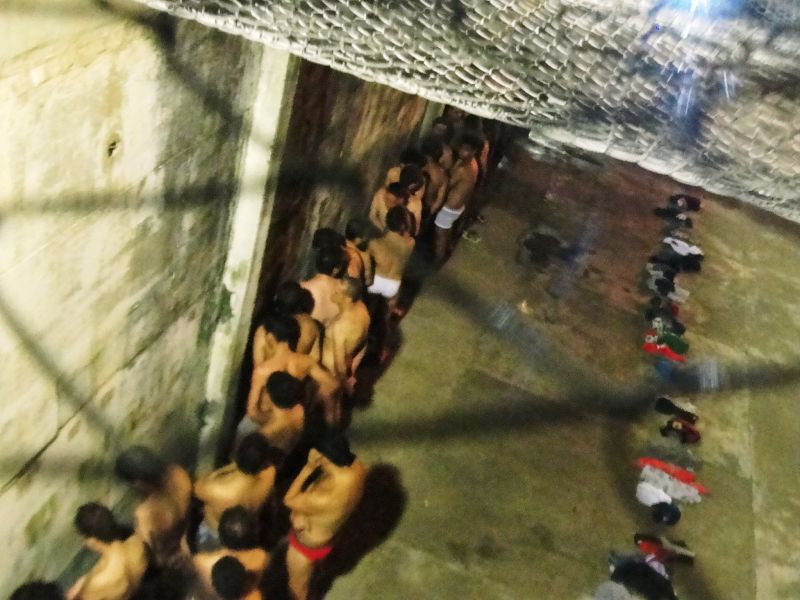 O motim na Delegacia de Cascavel durou aproximadamente duas horas. Após a situação ser controlada, os presos foram levados ao pátio para uma revista | Luiz Carlos da Cruz / Gazeta do Povo