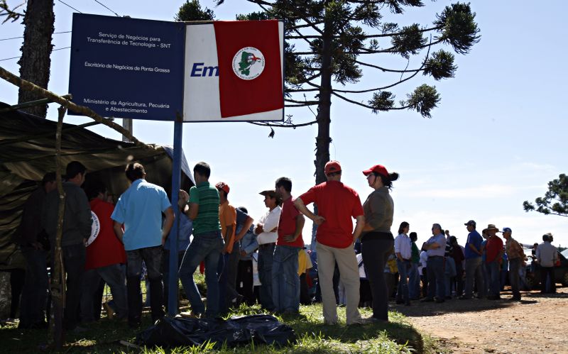 Cerca de 48 famílias, estão acampados com lonas e barracas em frente a área da Embrapa, em Ponta Grossa, e só devem deixar o local depois de uma resposta mais concreta sobre a liberação do título de propriedade do pré-assentamento Emiliano Zapata | Josué Teixeira / Agência de Notícias Gazeta do Povo