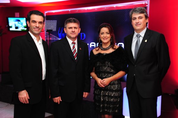 Ricardo Tavares (à esq.), diretor comercial e de marketing da editora FTD; o presidente do rupo Marista, Irmão Délcio Afonso Balestrin; a jornalista Mira Graçano, mestre de cerimônia do evento; e o superintendente-executivo do Grupo Marista, Marco Cândido, na inauguração da FTD Digital Arena da PUCPR, na última sexta-feira | João Borges