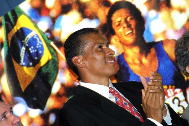 Sendo homenageado pelas duas medalhas olímpicas e os dois ouros pan-americanos |