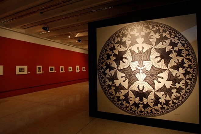 Padrões geométricos entrecruzados e efeitos óticos são marcas da obra do artista holandês |