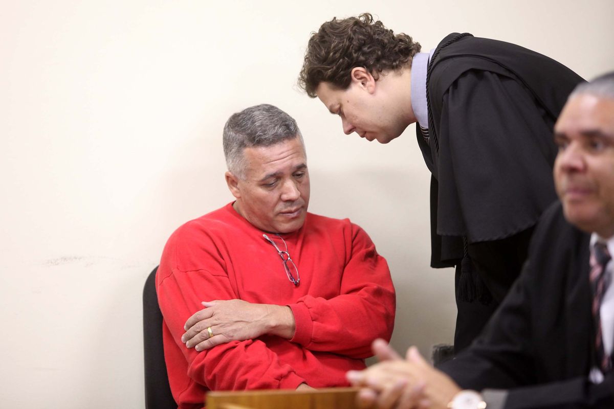 Marcos Aparecido dos Santos, o bola, conversa com advogado durante o julgamento pela morte de Eliza Samudio | Folhapress/Futura Press/Cristiane Mattos