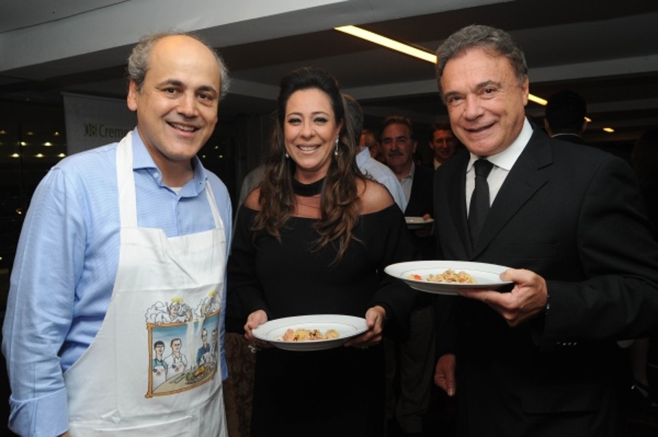 O senador Alvaro Dias e a mulher, Débora, experimentaram o Carneiro Afrodisíaco servido pelo prefeito Gustavo Fruet no Jantar das Estrelas, no Clube Curitibano | Everson Bressan