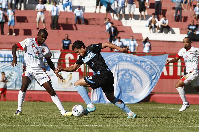 Em tarde inspirada, LEC marcou uma goleada em cima do Vermelhinho | roberto Custódio/Jornal de Londrina