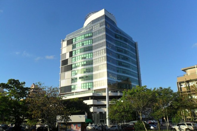 Tribunal de Contas do Estado em Florianópolis, pelo escritório Doria Lopes Fiuza: desenho do prédio em forma de folhas se reflete na fachada com três tons de vidro |