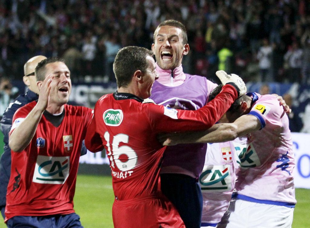 Jogadores do Evian vibram com a eliminação sobre o PSG | Reuters