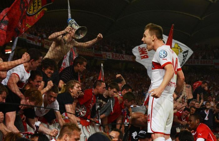 Alexandru Maxim comemora com a torcida classificação do Sttutgart para final da Copa da Alemanha | Marijan Murat / EFE