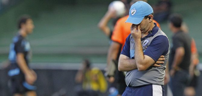 Tencati se desesperou à beira do gramado do Couto Pereira | Antônio More/Gazeta do Povo