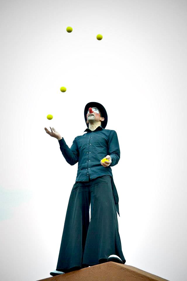 Malabarista Yamba Canfield é uma das atrações |