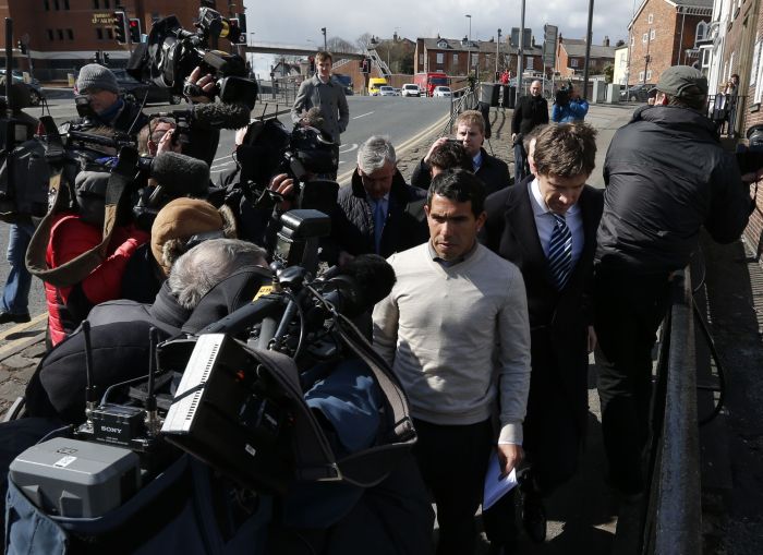 Carlos Tevez deixa o tribunal em Macclesfield no qual foi julgado por dirigir sem licença | Phil Noble / Reuters