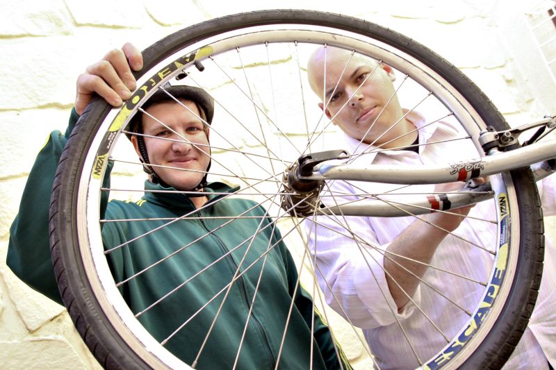 Cristian Trentin, dono da Ecobike Courier (à esquerda), e o gerente da empresa, Rafael Kampf: cinco contratações ao mês | Julio Gabardo/ Gazeta do Povo