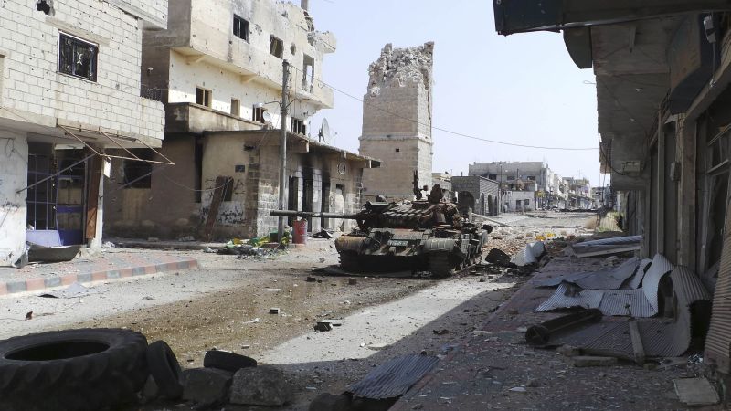 Tanque abandonado é visto próximo à mesquita Omari, em Deraa, no sábado (13). Edificação teria sido danificada por um bombardeio de forças leais ao presidente da Síria, Bashar al-Assad | REUTERS/Mazen Abu Mahmoud