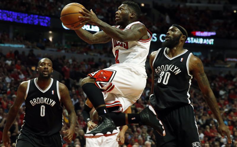 O baixinho Nate Robinson saiu do banco, fez 34 pontos e foi fundamental na vitória do Bulls | Reuters