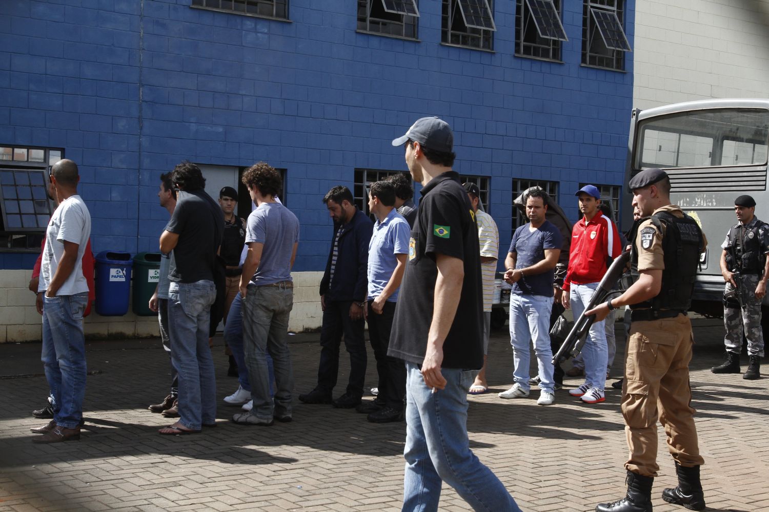Presos em Apucarana foram trazidos para a PEL em um ônibus da polícia | Roberto Custódio/Jornal de Londrina