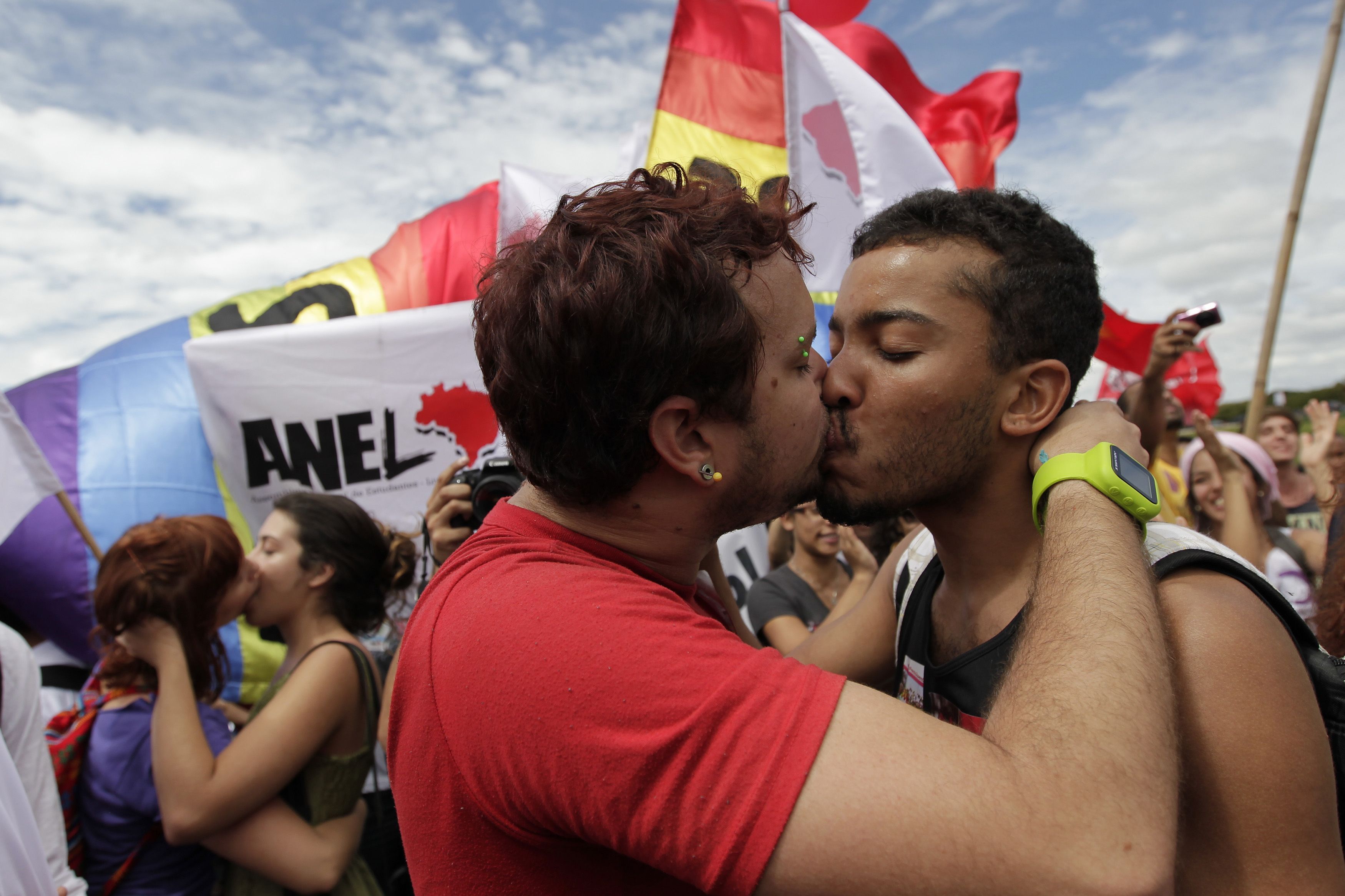 Manifestantes fizeram um "beijaço gay" em frente ao Congresso para protestar contra o deputado | Ueslei Marcelino / Reuters