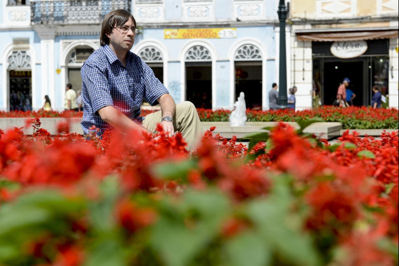 O revisor Jacob Galon sempre teve dificuldade para fazer amizades por não saber o que dizer ou fazer para ser considerado um amigo | Henry Milleo/ Gazeta do Povo