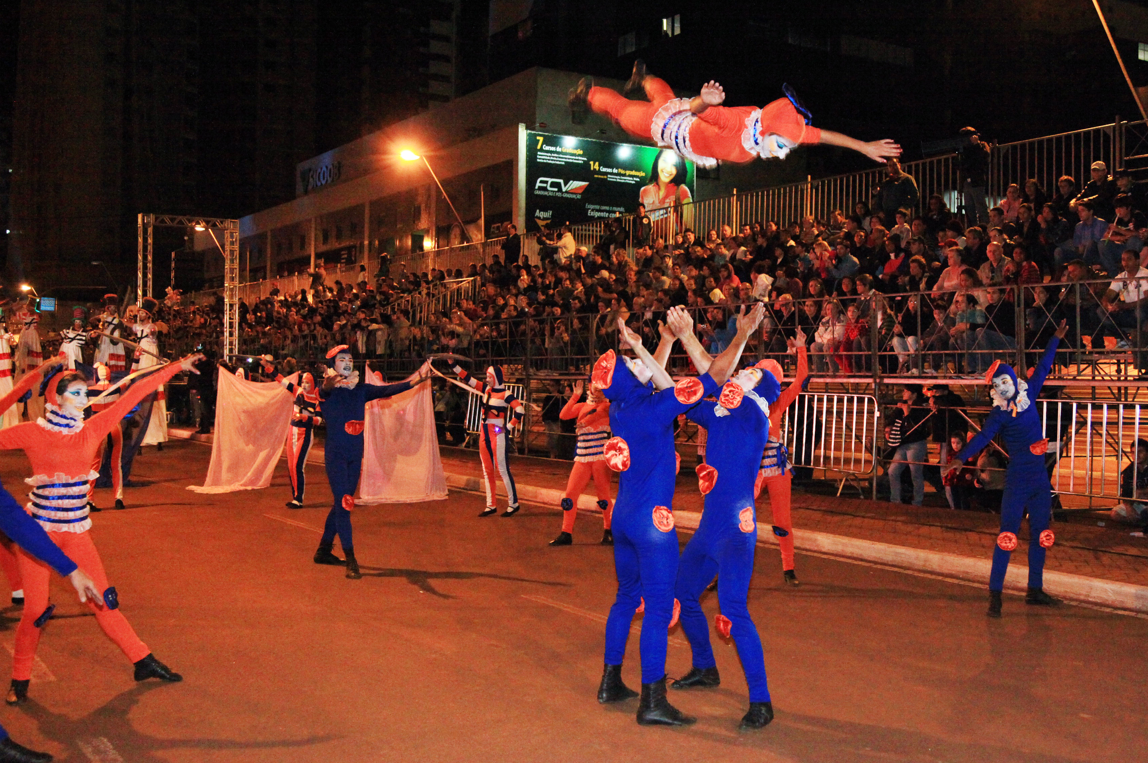 No ano passado, cerca de 20 mil pessoas compareceram no desfile de aniversário de Maringá | Divulgação/PMM