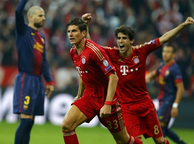 Gomez corre para celebrar o segundo gol do jogo | 