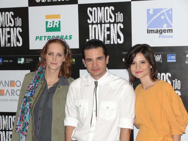 Laila Zaid, que interpreta uma personagem ficcional, Thiago Mendonça, que vive o protagonista, e Bianca Comparato que faz Carmem a irmã de Renato | 