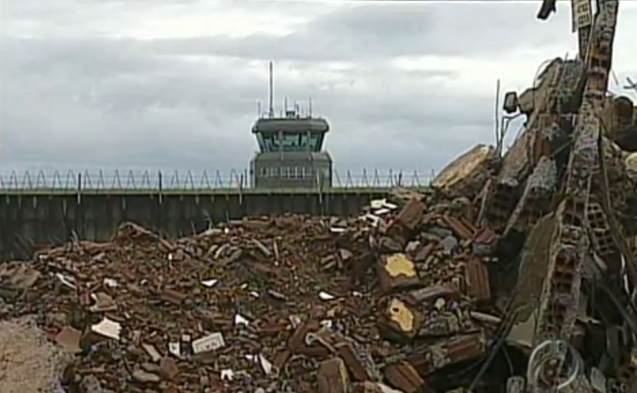 Resíduos da construção civil foram despejados pela Visatec, com autorização da CMTU, no aterro interditado | Reprodução RPC TV