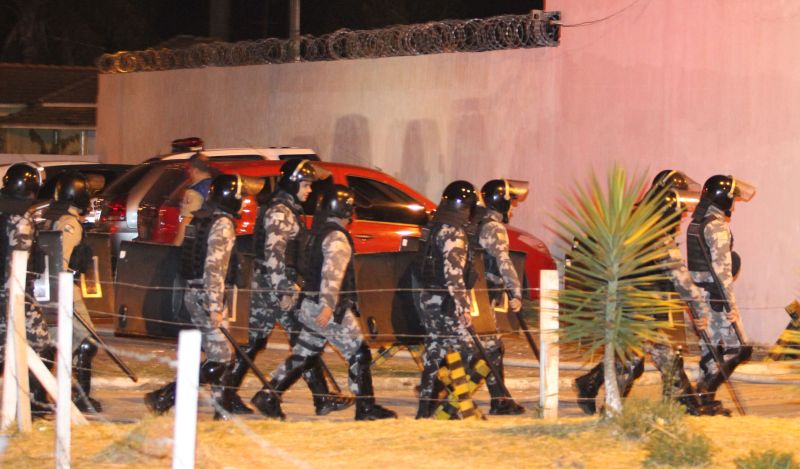 A Polícia Militar cercou o minipresidio Hildebrando de Souza, em Ponta Grossa, após a rebelião. Detentos fizeram três agentes carcerários como reféns | Luciano Mendes / Agência de Notícias Gazeta do Povo