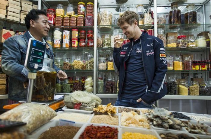 Sebastian Vettel prova licor de serpente em Xangai, local da terceira etapa do Mundial de F1 | Victor Fraile / The Power of Sport / EFE