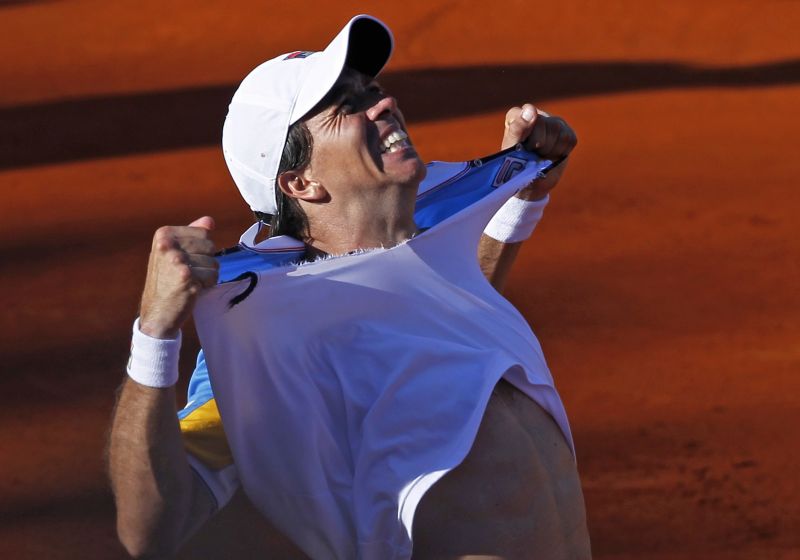 Carlos Berlocq rasga a camisa após vencer Gilles Simon e classificar a Argentina | Marcos Brindicci / Reuters