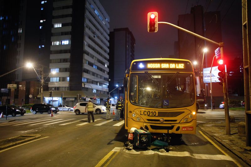 Ônibus e moto bateram no cruzamento da Av. Visconde de Guarapuava com a Rua Alferes Poli às 15h40 e às 22 horas ainda esperavam por viatura do BPtran | André Rodrigues / Agência de Notícias Gazeta do Povo