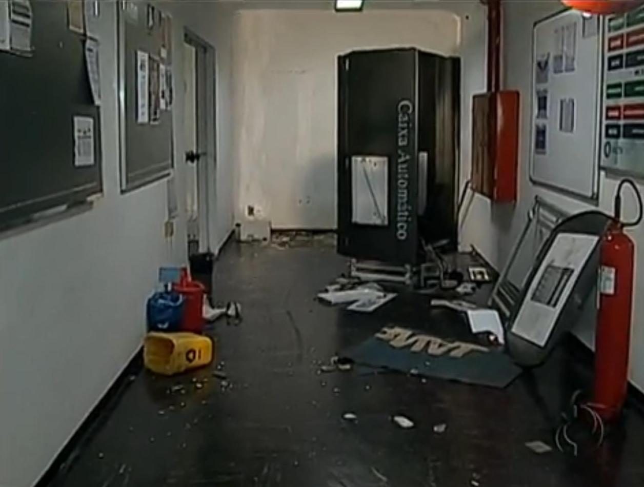 Objetivo dos ladrões era levar o caixa eletrônico instalado no prédio | Reprodução / Bom Dia Paraná