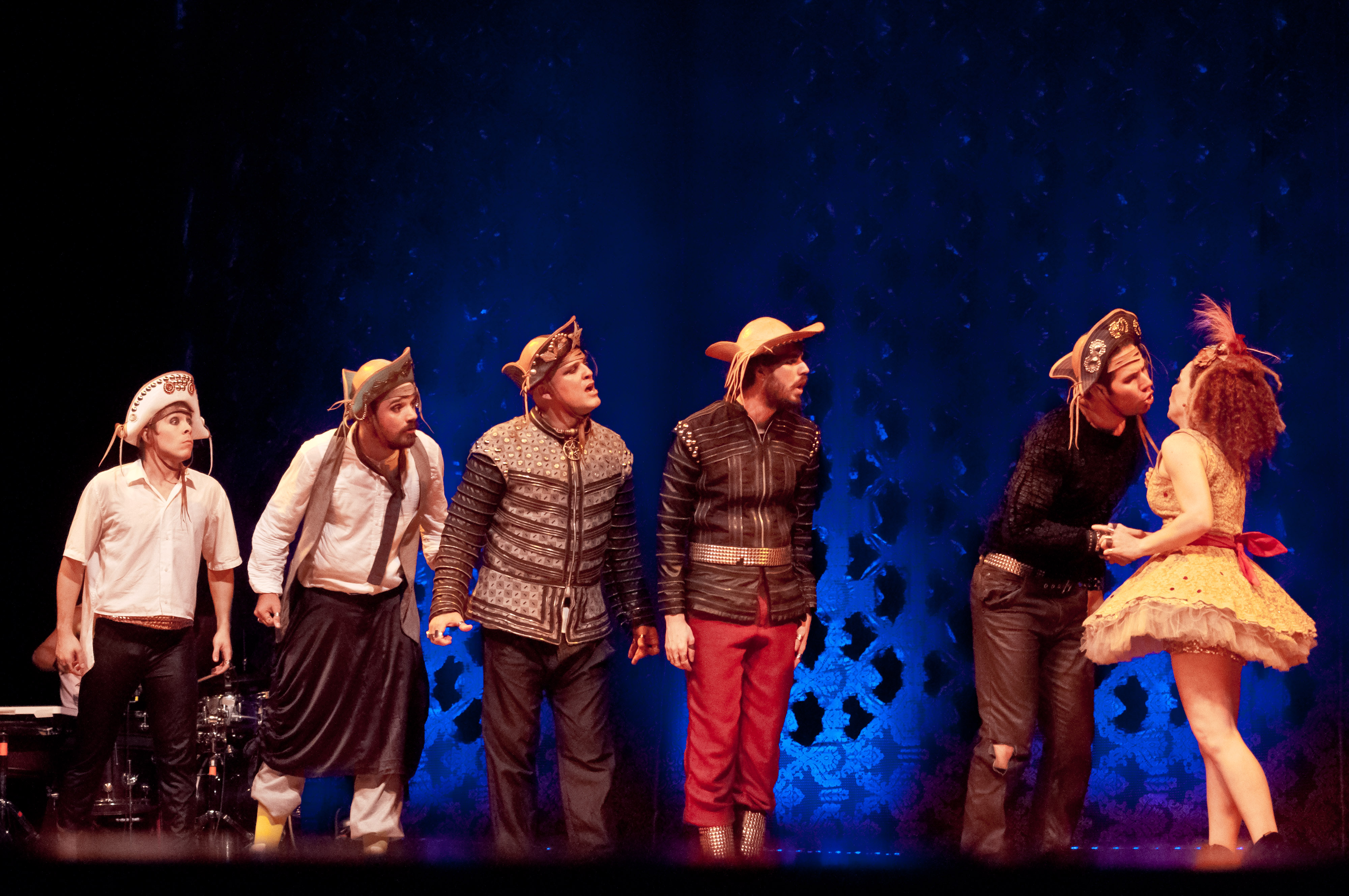 A montagem aposta em uma abordagem livre da trajetória do Rei do Baião e faz uma leitura pop do mito. | Emi Hoshi/Divulgação